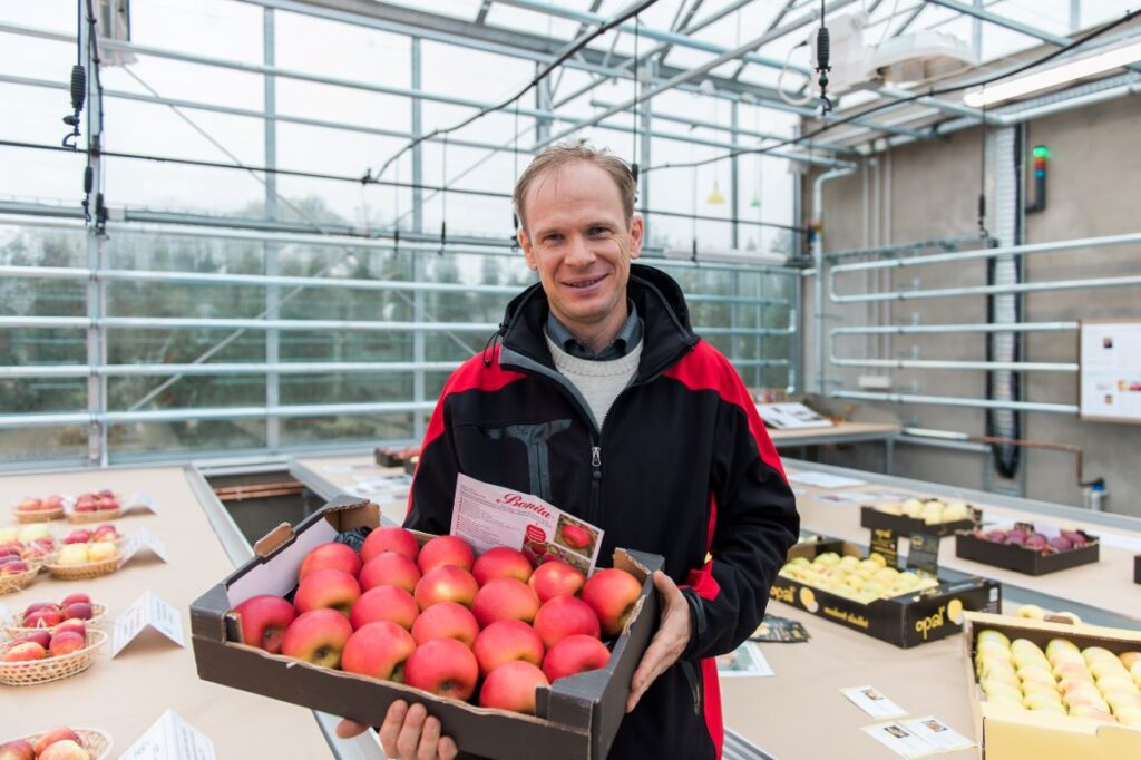 Radek Černý with Bonita apples