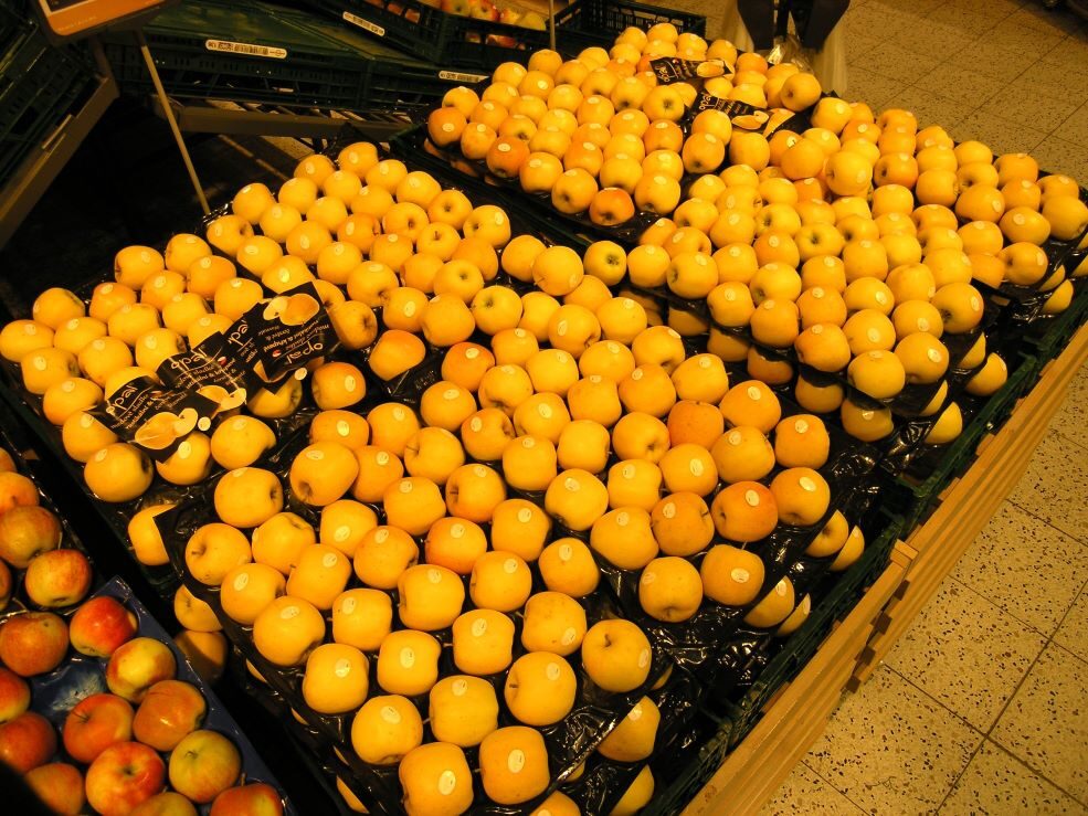 Opal (UEB 32642) - fruits on a shop shelf